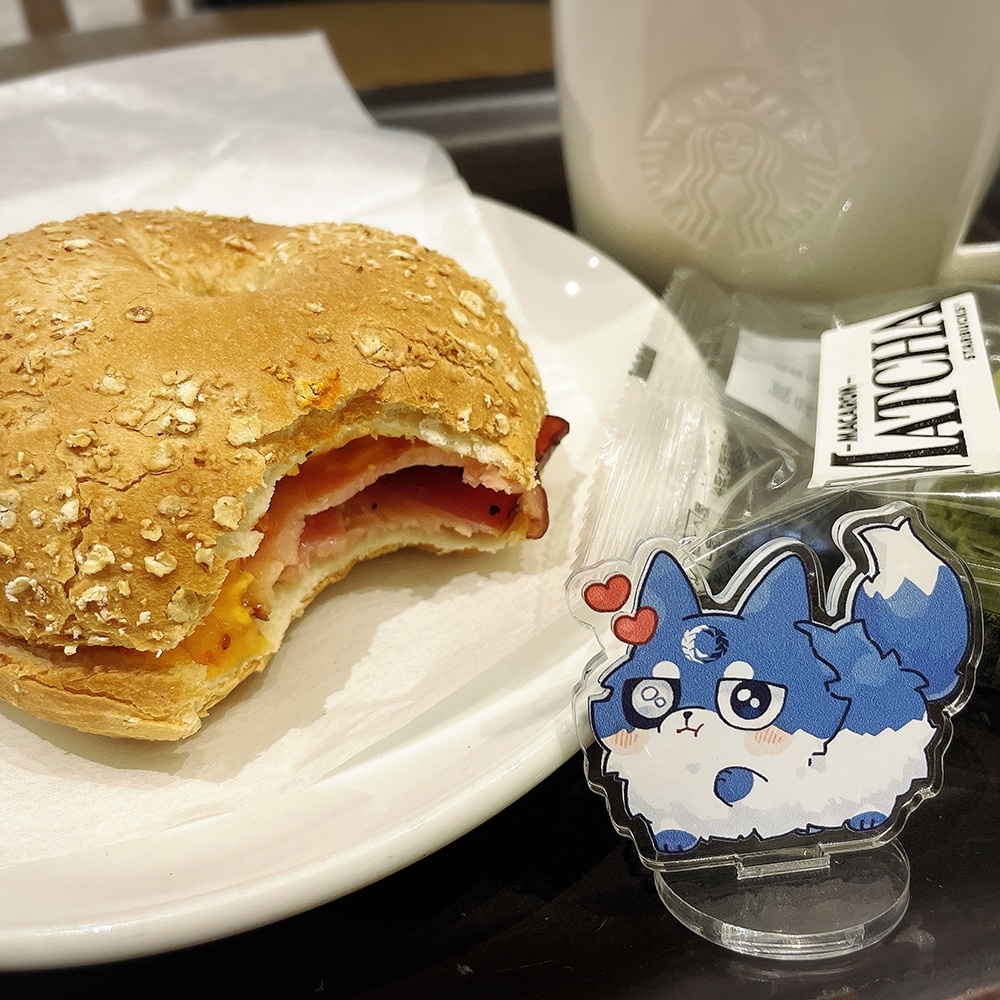 【アクスタ】毛玉に餌付けする