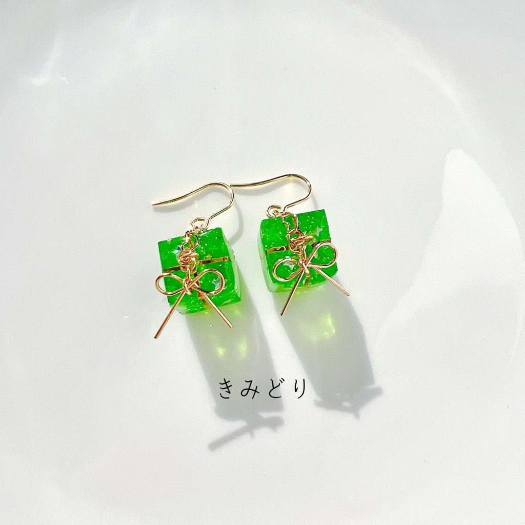 ちいさなプレゼントピアス