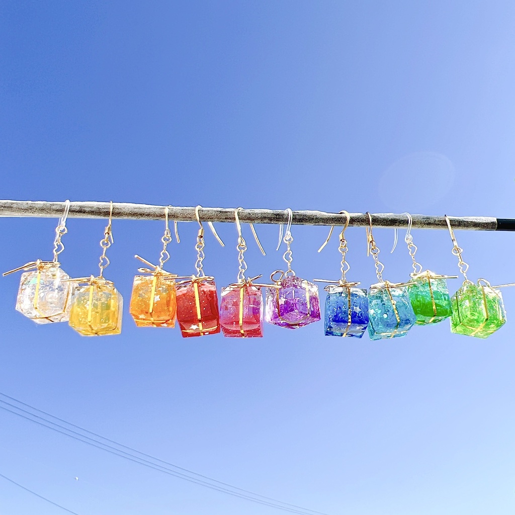 ちいさなプレゼントピアス