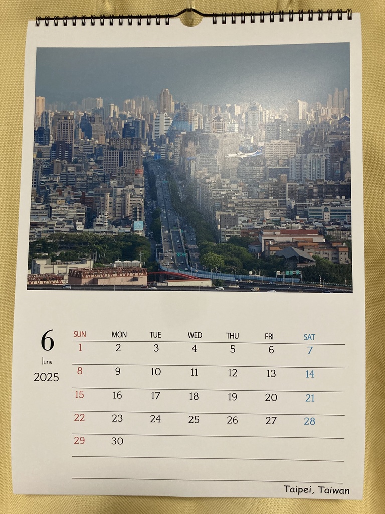 壁掛けカレンダー2025 新作「世界を見上げて見下ろして」