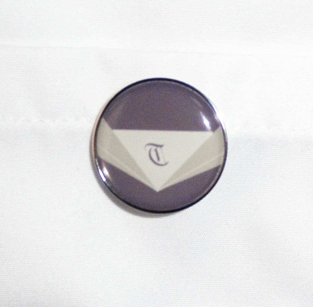 私立トラコレ女学園校章風ピンバッジ