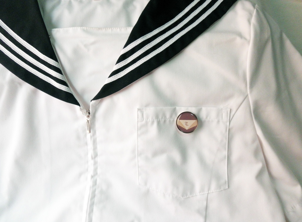 私立トラコレ女学園校章風ピンバッジ