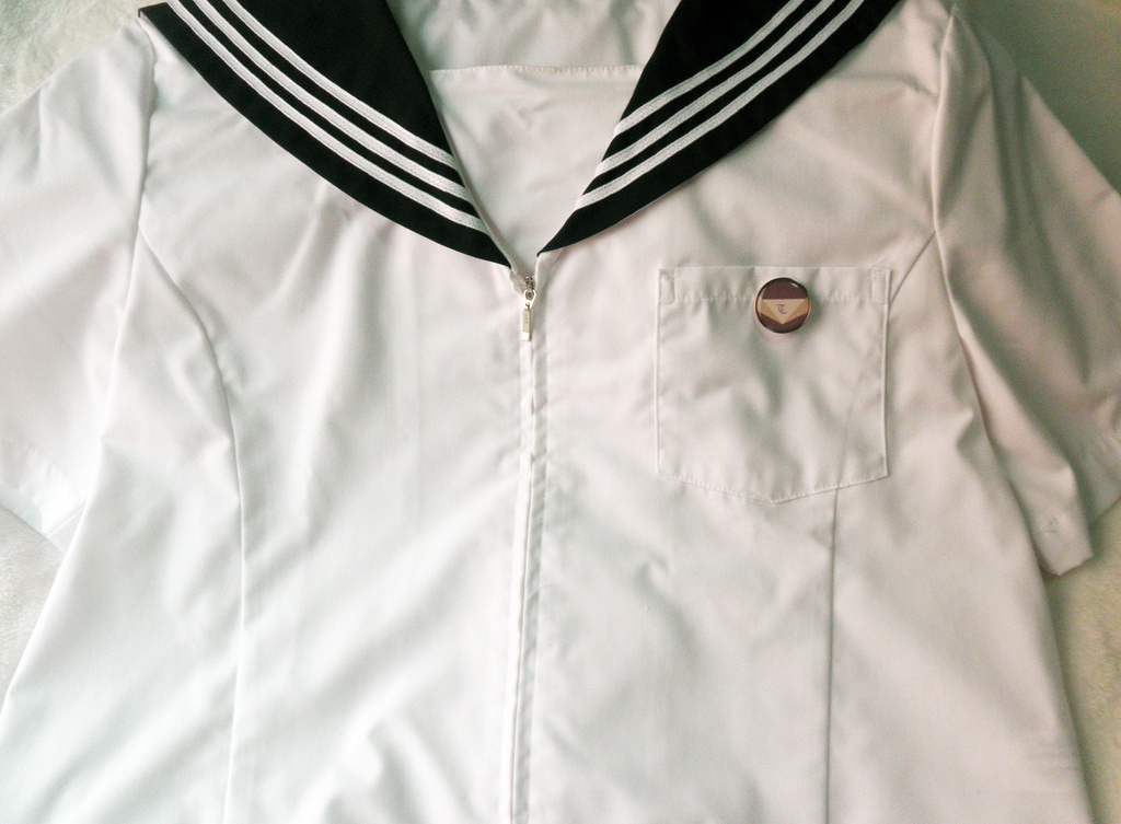 私立トラコレ女学園校章風ピンバッジ