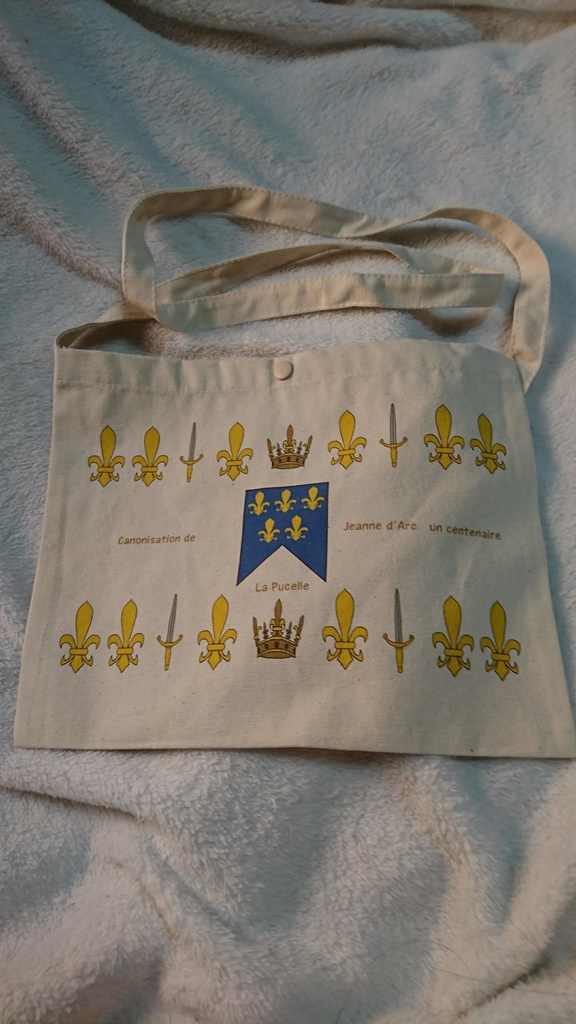 サコッシュ:ジャンヌダルク列聖100周年記念グッズ