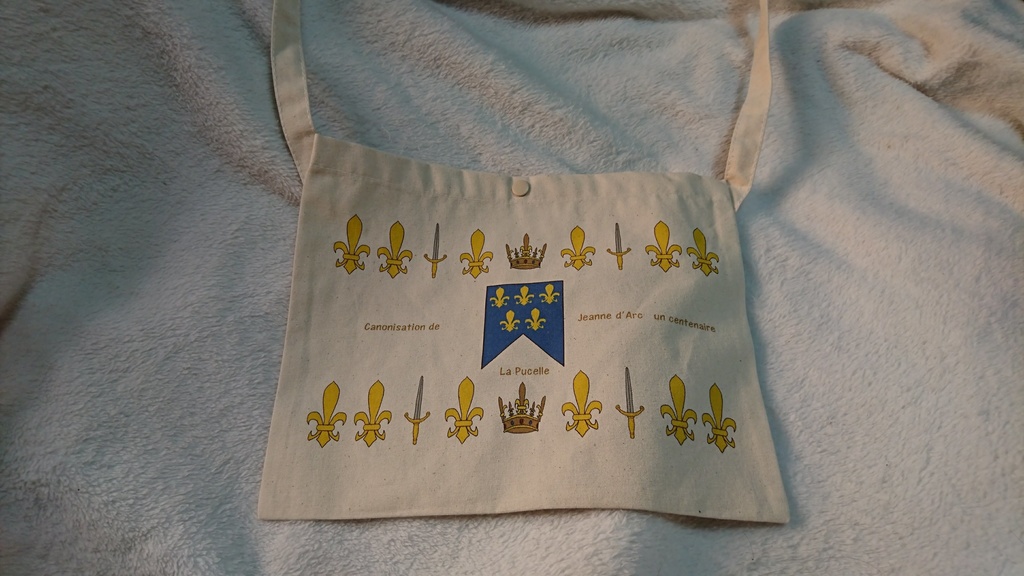 サコッシュ:ジャンヌダルク列聖100周年記念グッズ