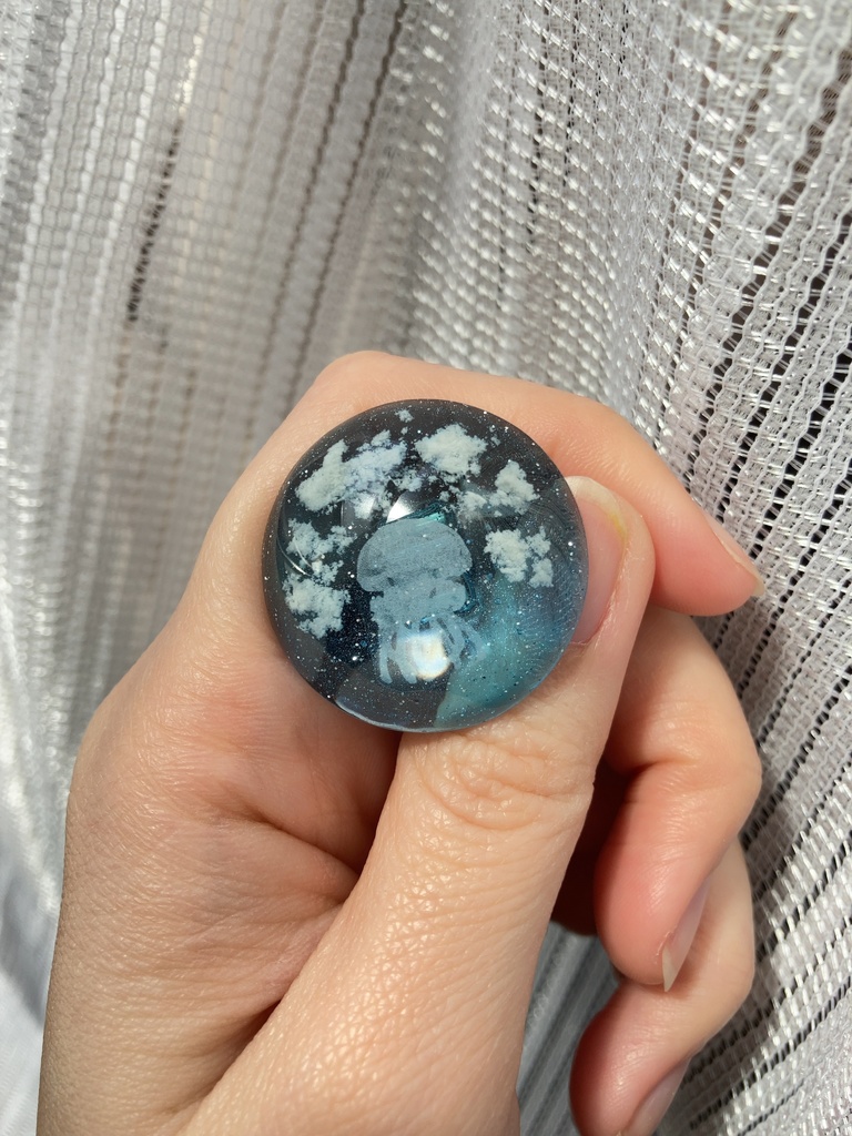 空に浮かぶクラゲ