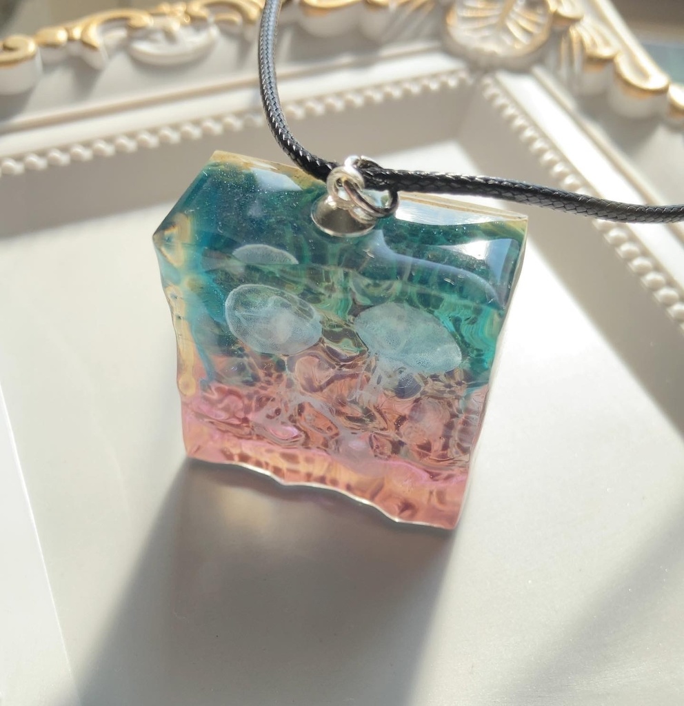 ゆらゆらクラゲのネックレス