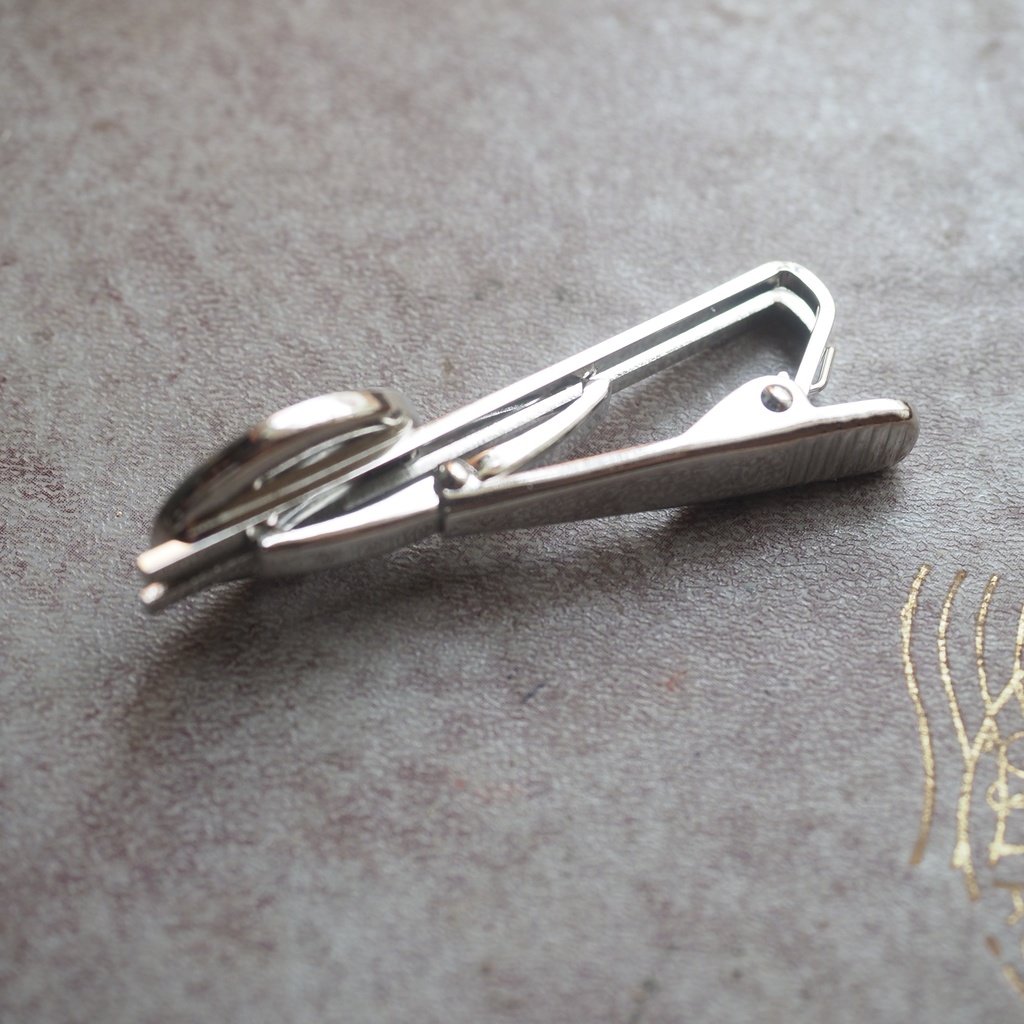 クラウディナアグリアスのネクタイピン