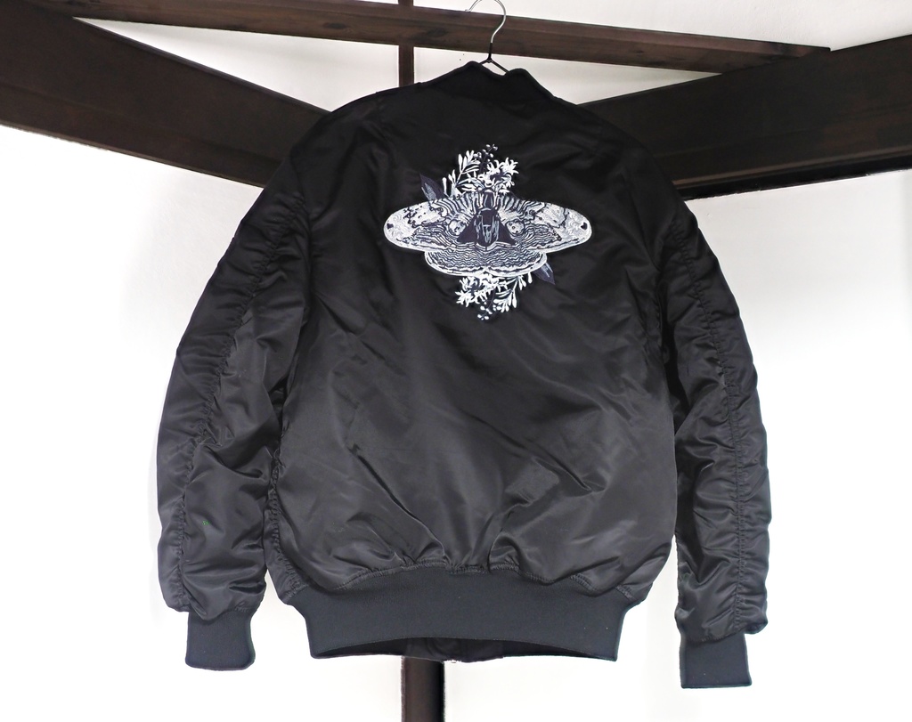 イボタガ刺繍のフライトジャケット(ブラック)