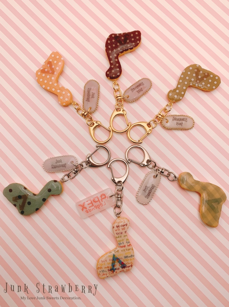 【リニューアル再販】ネッシー🦕のクッキーキーホルダー(チェック柄)