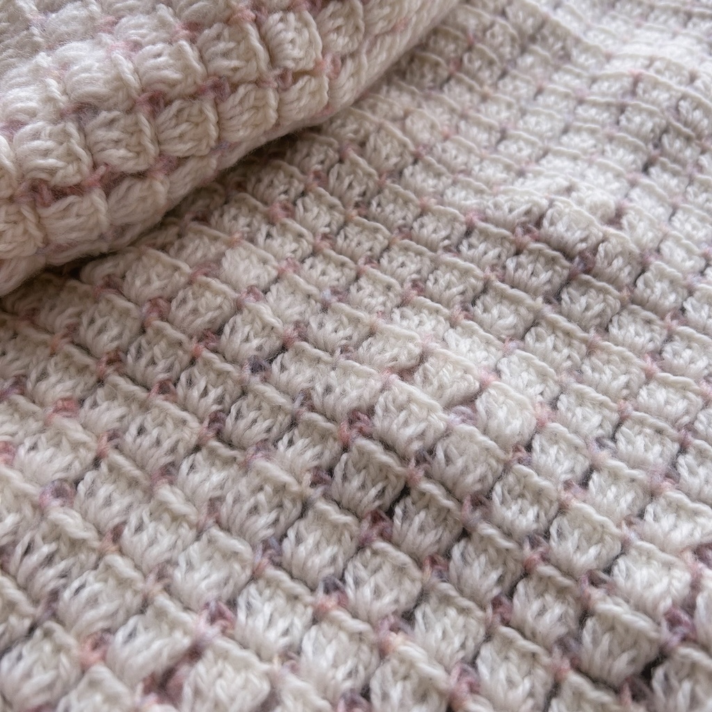 ハンドメイド꒰ ¨̮͚ ꒱ふわふわフラワーブロックステッチブランケット꒰ ¨̮͚ ꒱