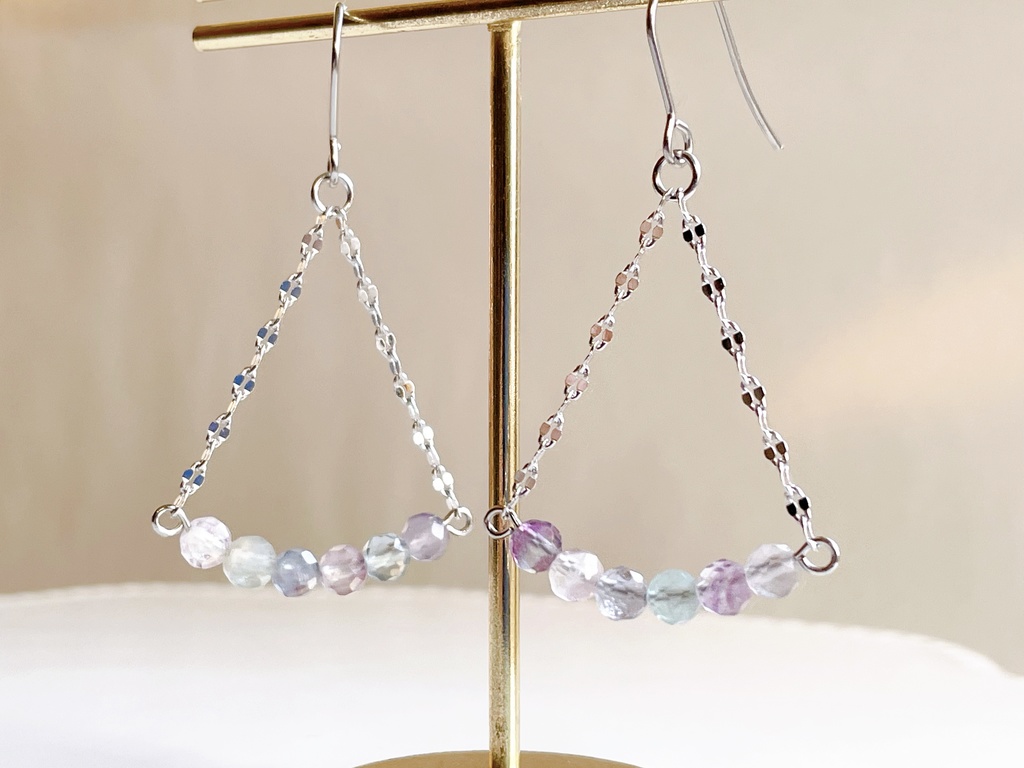フローライトの三角ピアス／イヤリング