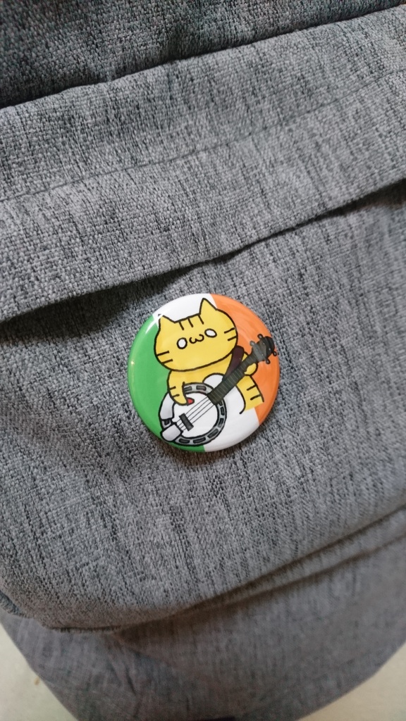 バンジョーを弾く猫の缶バッジ