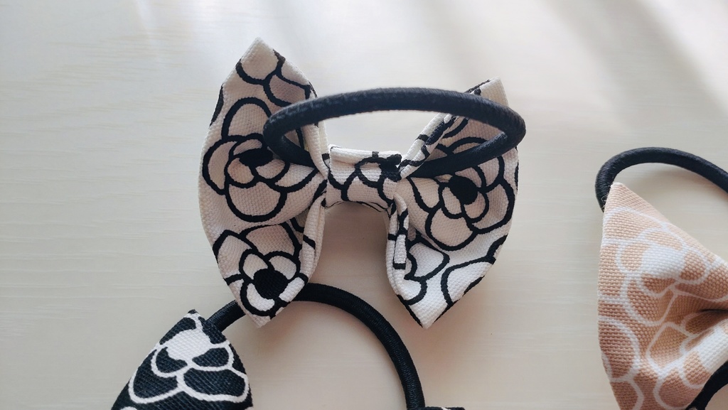 ころんと小さなヘアゴム カメリア柄