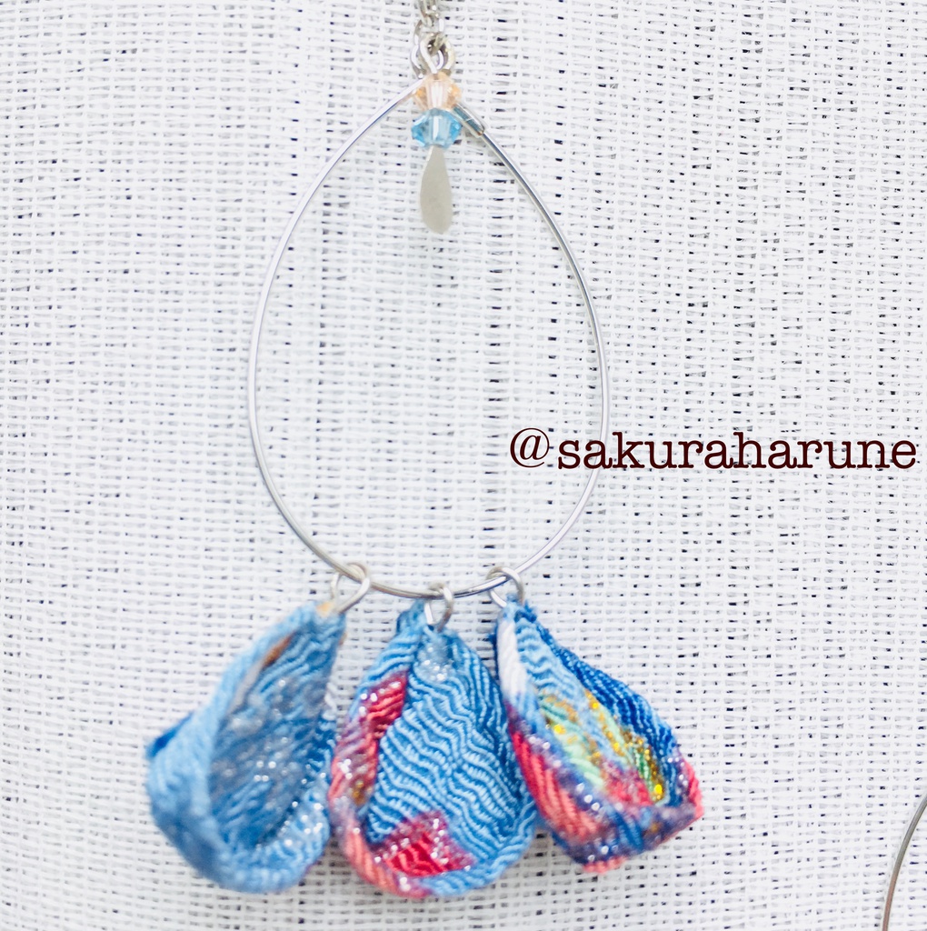 花びら舞う。ちりめん つまみ細工:片耳(銀×水色or青)(金×ピンクor白)@ピアス・イヤリング