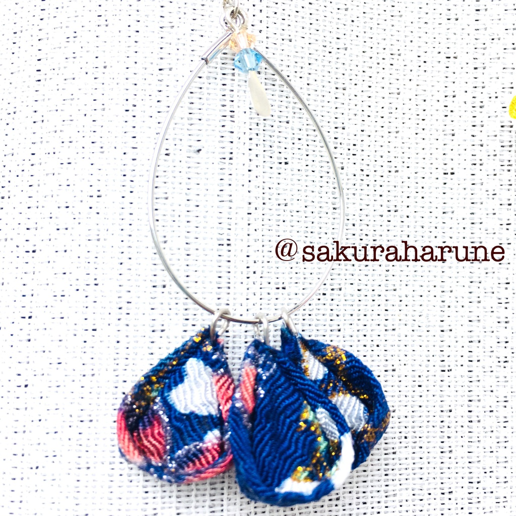 花びら舞う。ちりめん つまみ細工:片耳(銀×水色or青)(金×ピンクor白)@ピアス・イヤリング