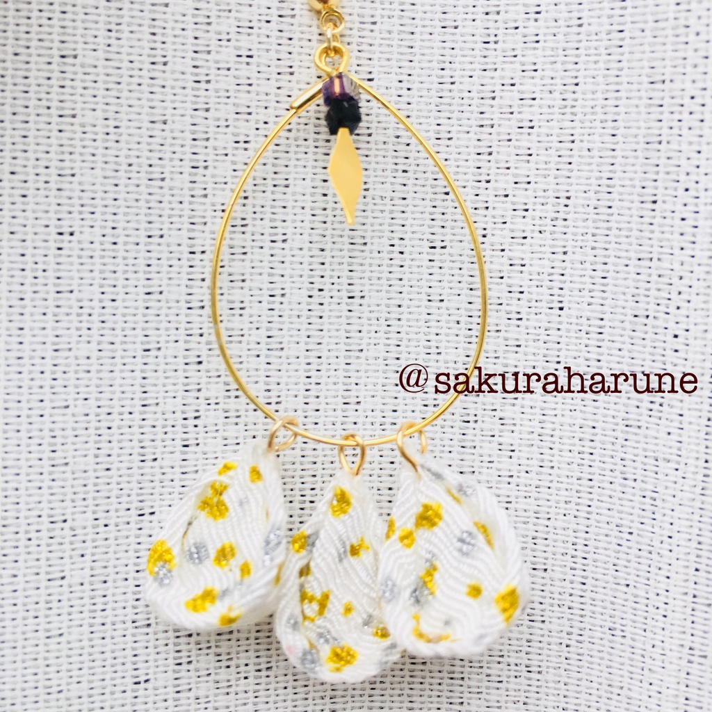 花びら舞う。ちりめん つまみ細工:片耳(銀×水色or青)(金×ピンクor白)@ピアス・イヤリング