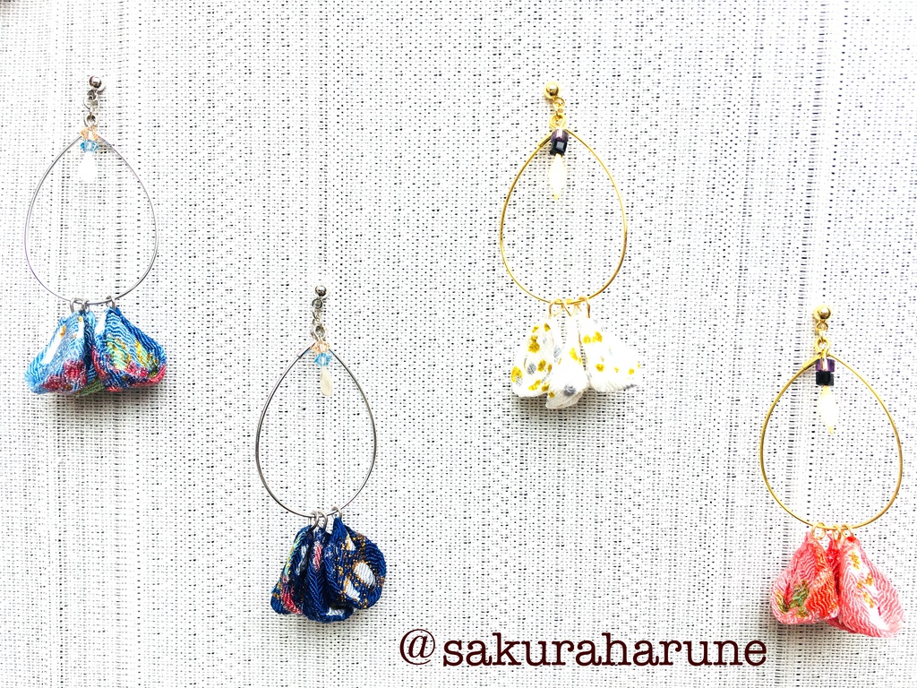 花びら舞う。ちりめん　つまみ細工：片耳(銀×水色or青)(金×ピンクor白)@ピアス・イヤリング