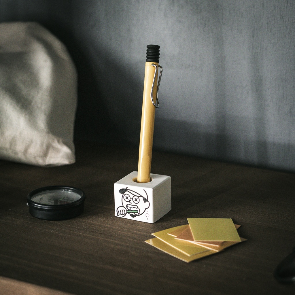 白い歯ブラシスタンド