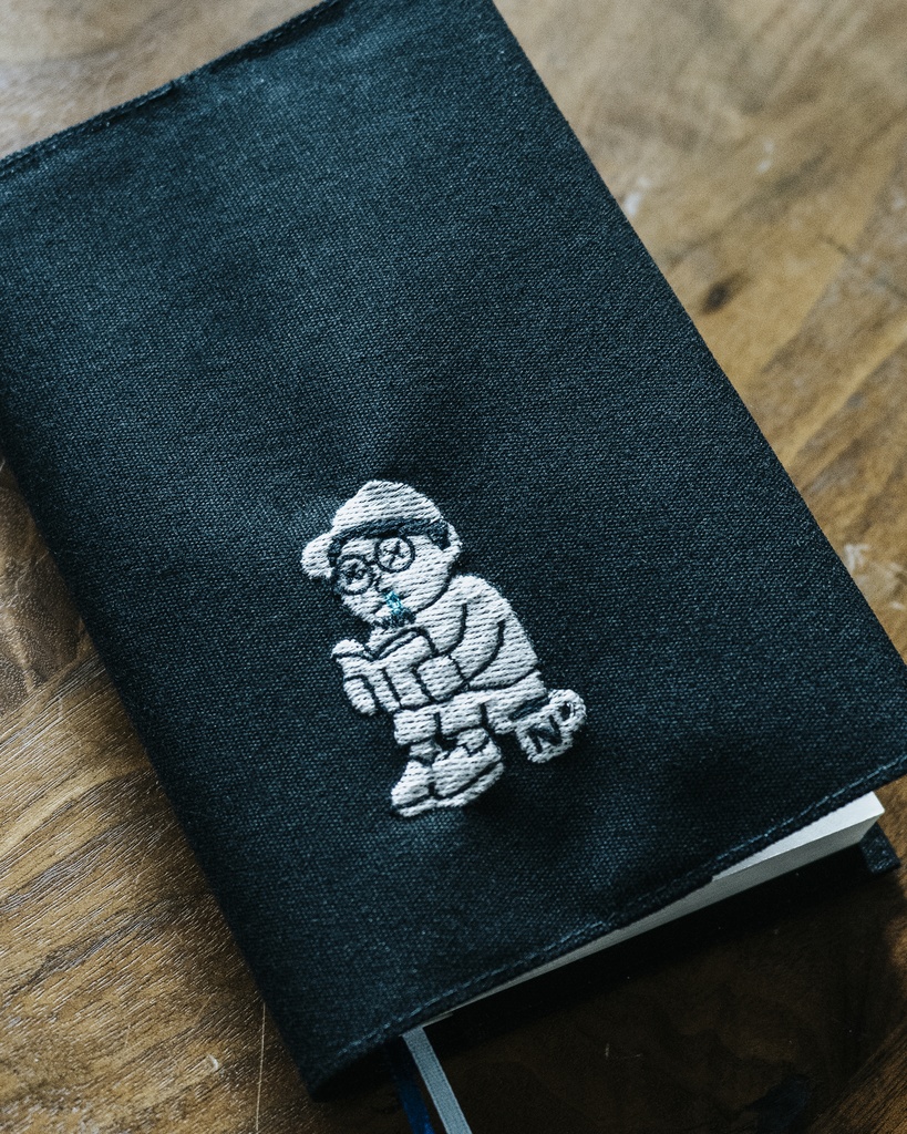 中年刺繍のブックカバー