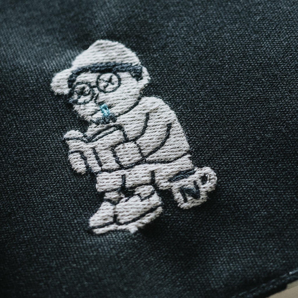 中年刺繍のブックカバー