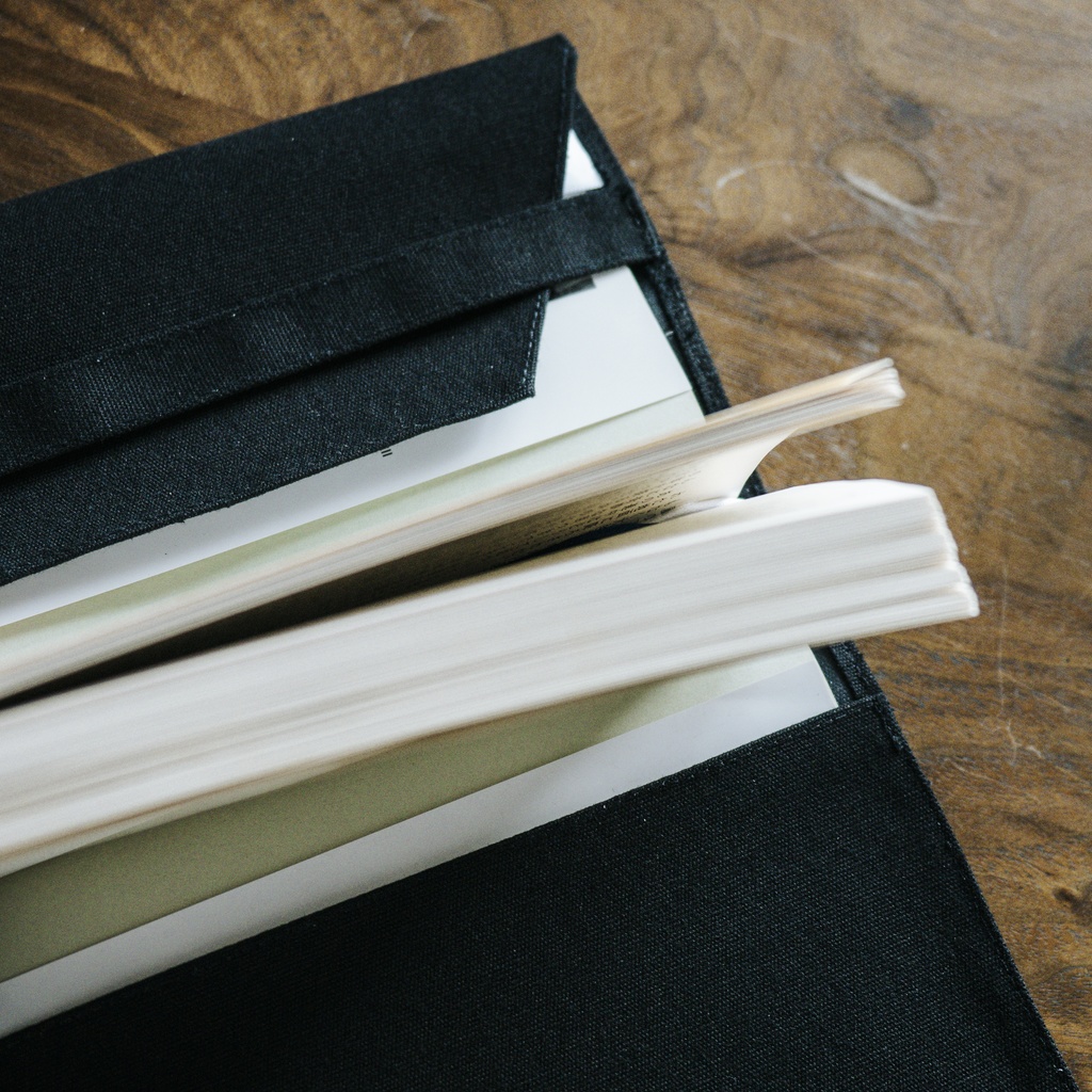 中年刺繍のブックカバー