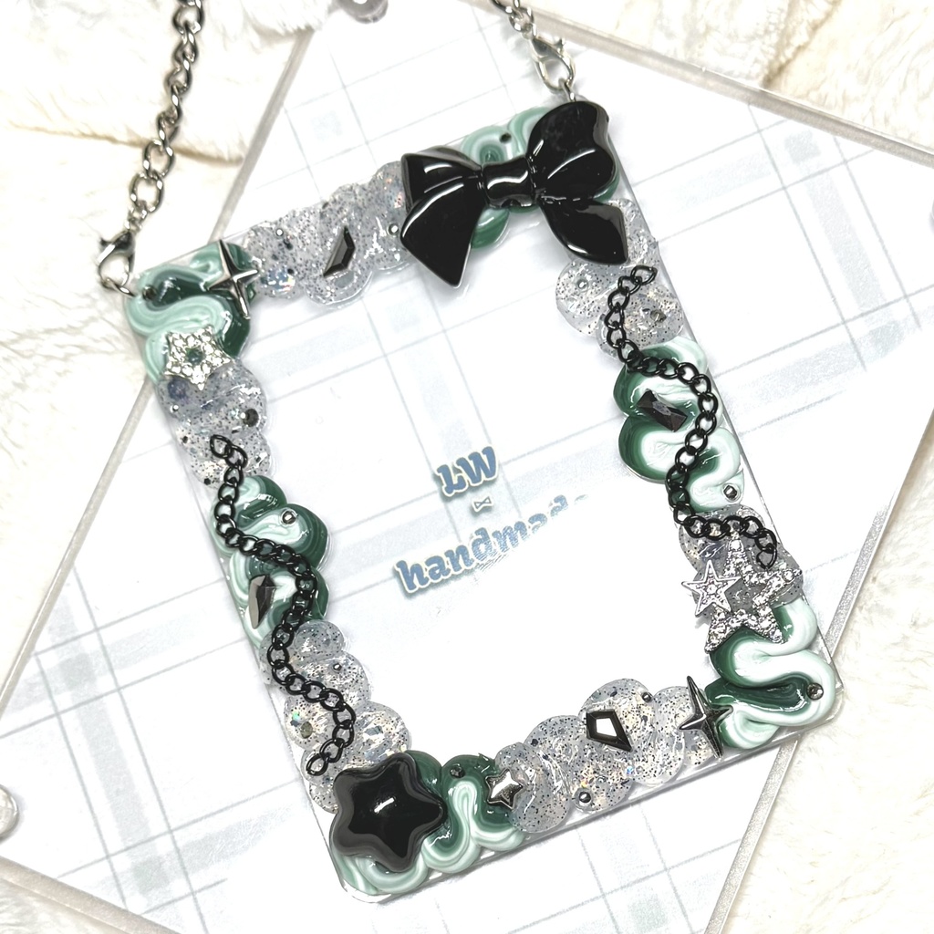 W001 ホイップデコ 硬質トレカケース  緑 グリーン カーキ ラメ チェーン リボン 星