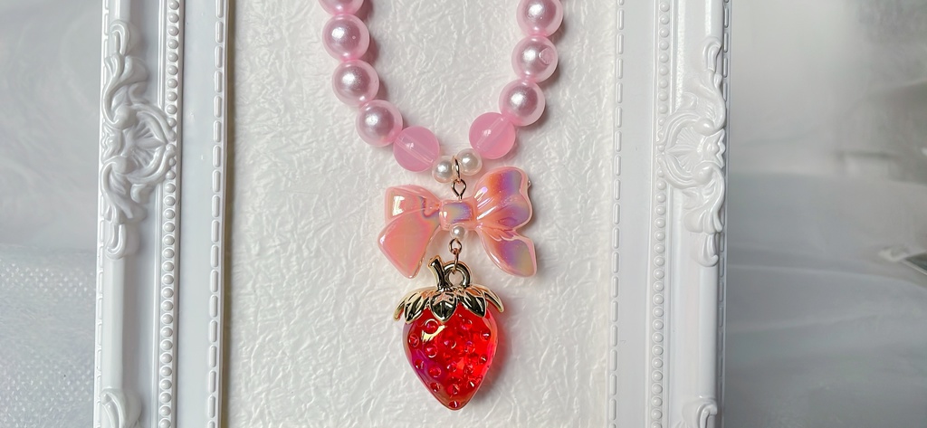 No.31 苺とリボンのビーズブレスレット