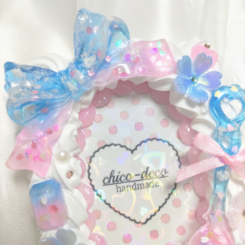 【B8 トレカ】ホイップデコ 桜ケーキ 桜吹雪 空色シリーズ 硬質ケースデコ デコケース ハンドメイド 水色