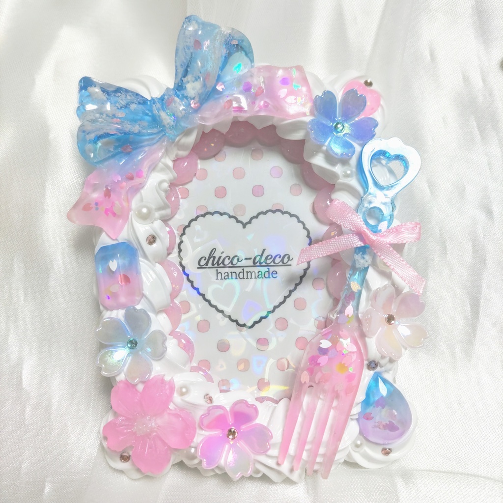 【B8 トレカ】ホイップデコ 桜ケーキ 桜吹雪 空色シリーズ 硬質ケースデコ デコケース ハンドメイド 水色