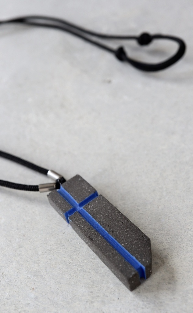 陶首飾り 黒土 -1- 青