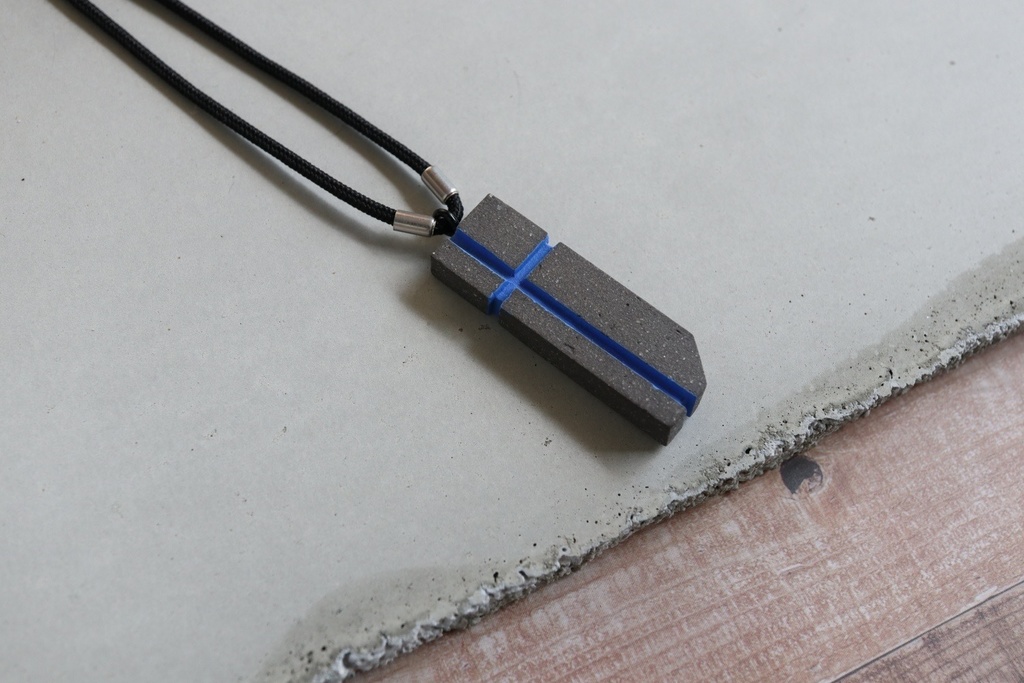 陶首飾り 黒土 -1- 青