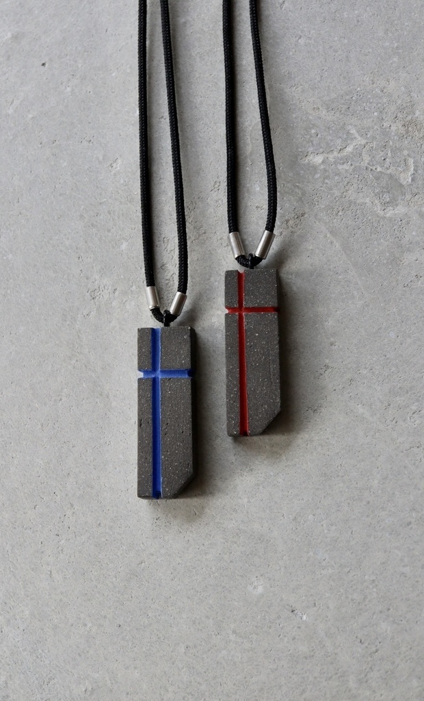 陶首飾り 黒土 -1- 赤