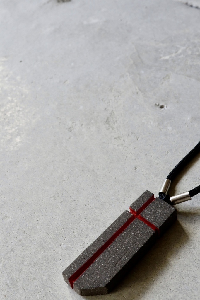 陶首飾り 黒土 -1- 赤