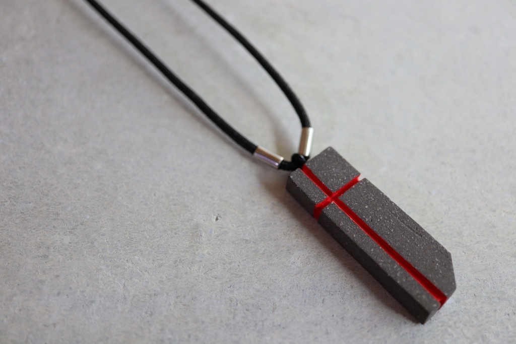 陶首飾り 黒土 -1- 赤