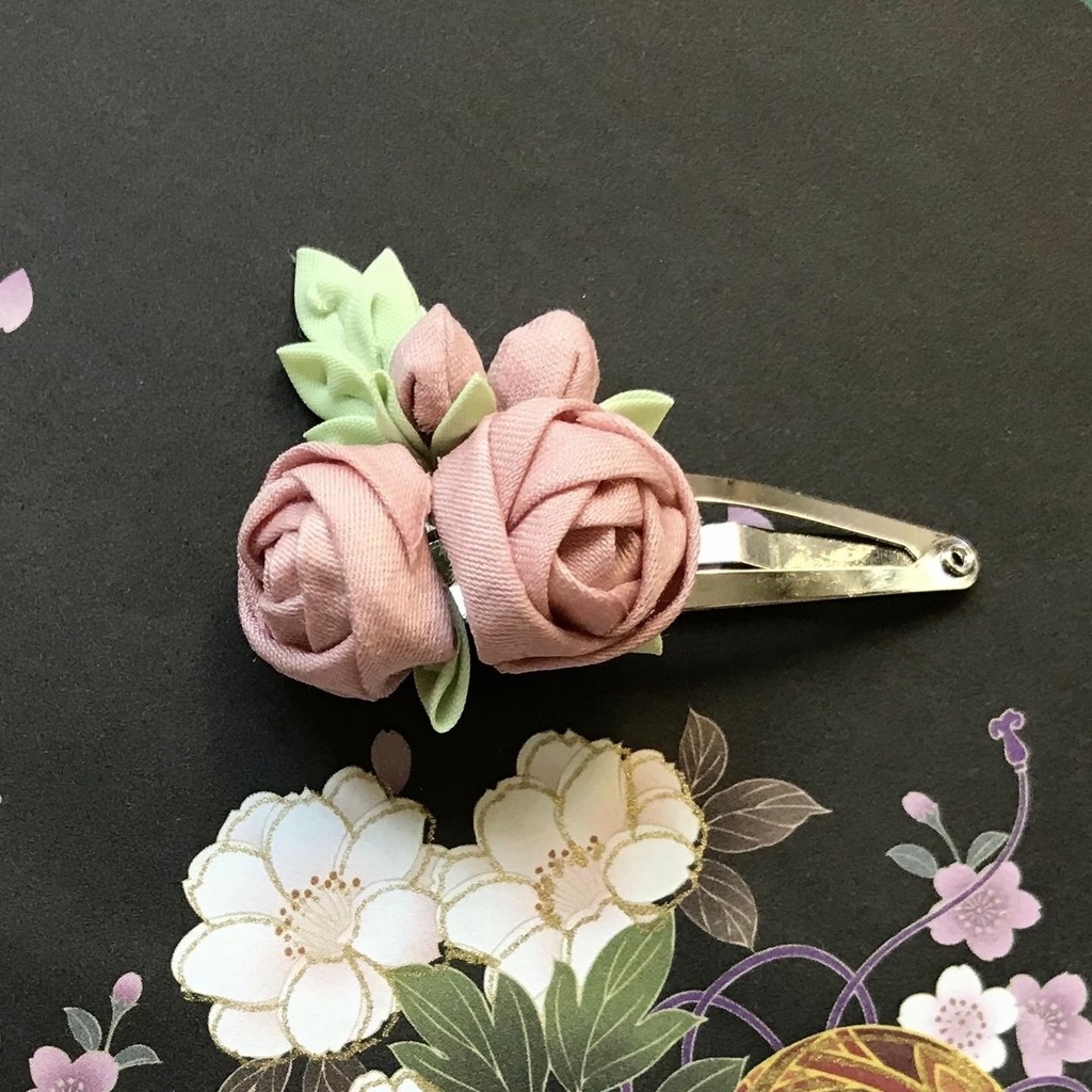 つまみ細工 バラの髪飾り ❁*.゚