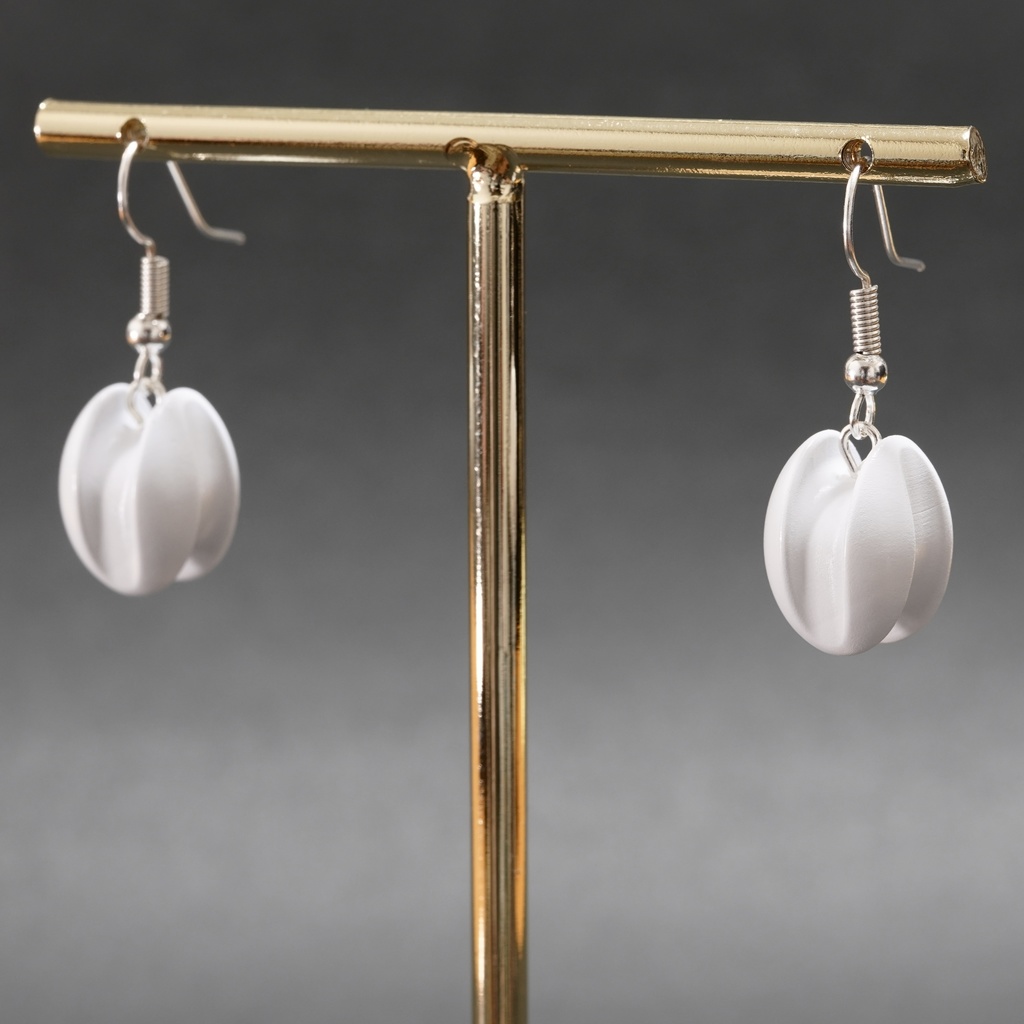 玉碍子(がいし)ピアス