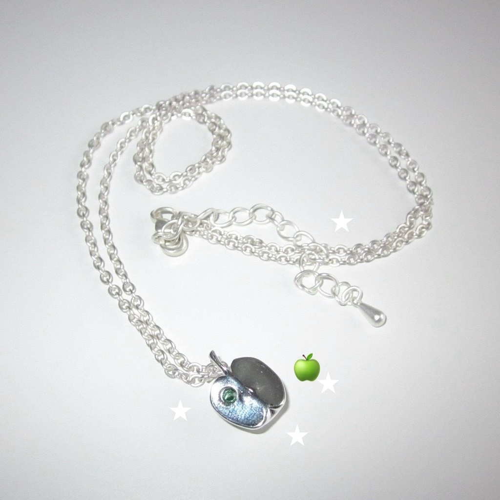 tiny apple pendant🍏