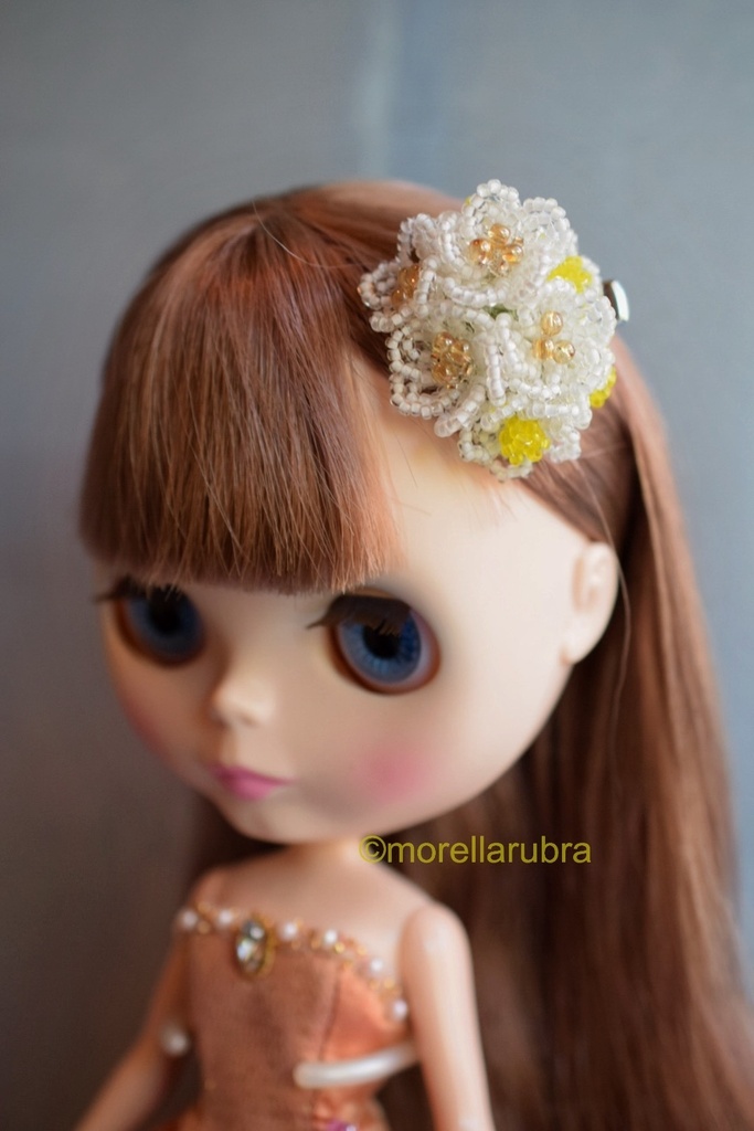 小花のヘアクリップ