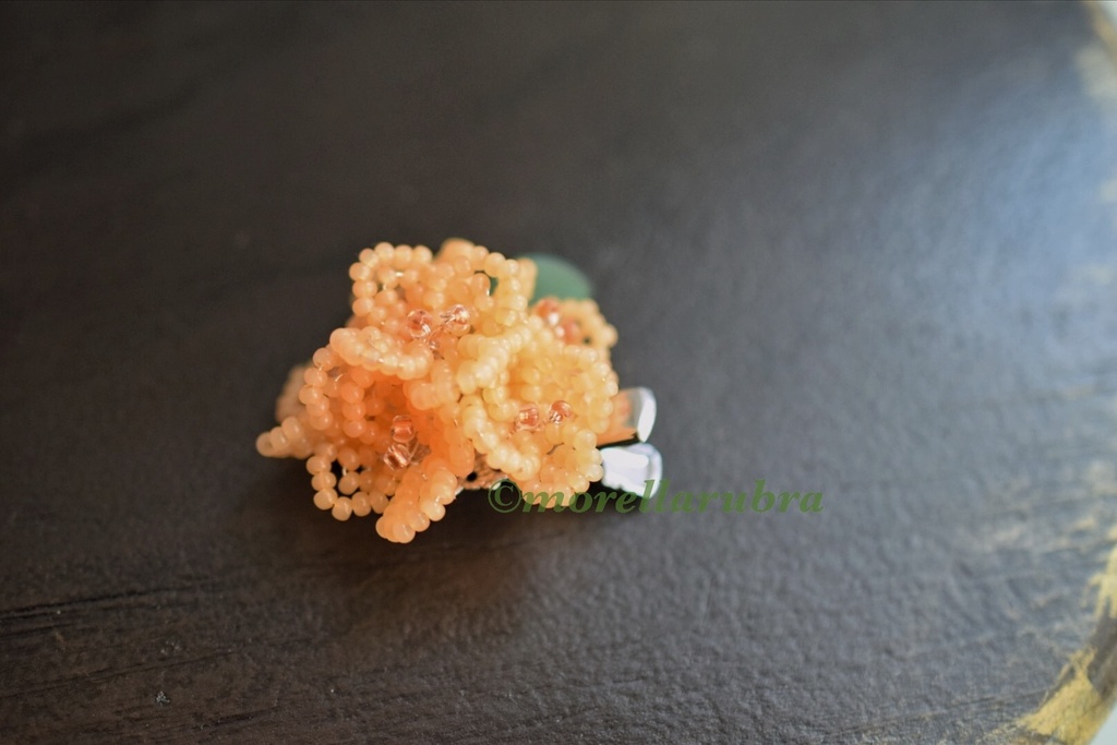 小花のヘアクリップ