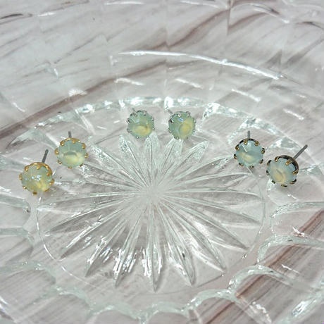 チェコガラスのピアス(ミントムーンドラゴンズブレス)