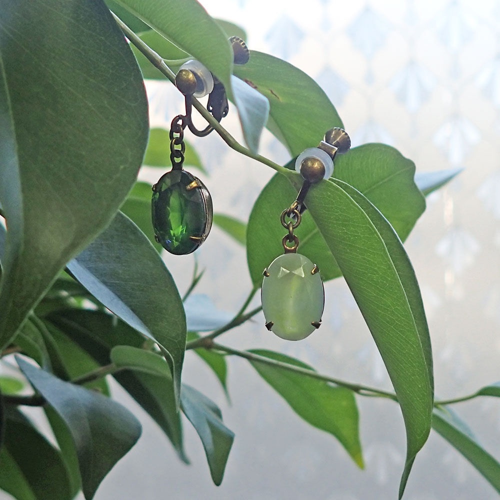 チェコガラスのイヤリング/ピアス(グリーンムーンドラゴンズブレス3連)