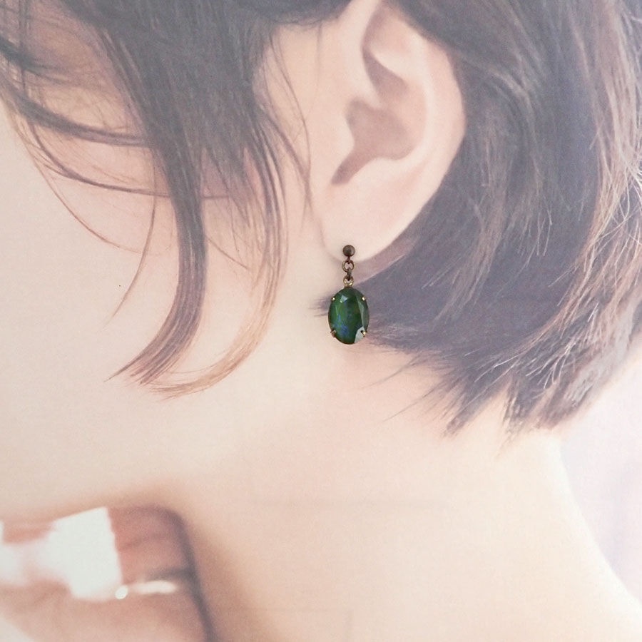 チェコガラスのイヤリング/ピアス(グリーンムーンドラゴンズブレスオーバル)