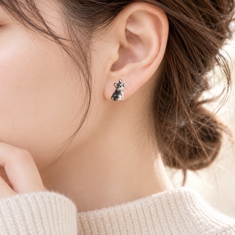 フレンチブルドッグのピアス|ブラックとシルバーで彩る、愛らしいおすわり姿