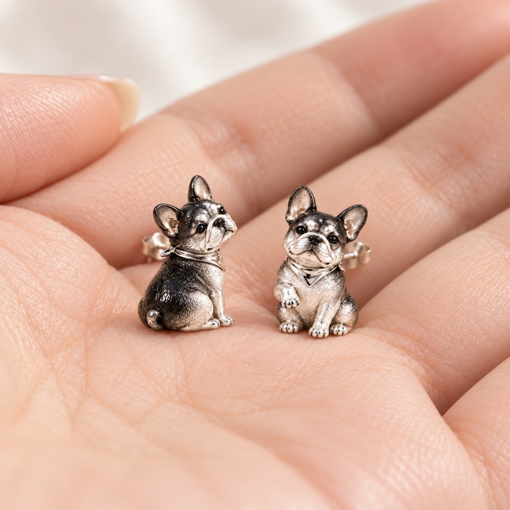フレンチブルドッグのピアス|ブラックとシルバーで彩る、愛らしいおすわり姿