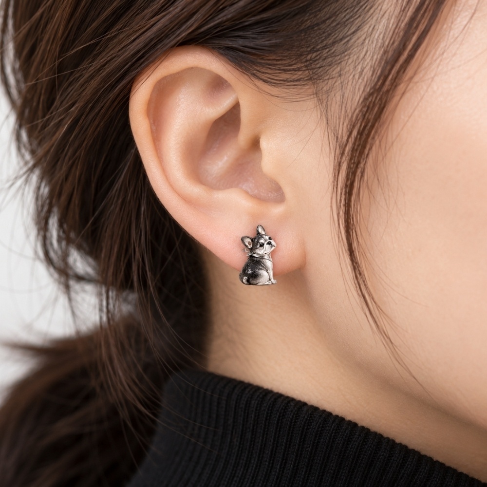 フレンチブルドッグのピアス|ブラックとシルバーで彩る、愛らしいおすわり姿