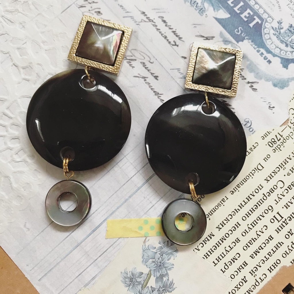 shell buttonとbuffalo hornの耳飾り