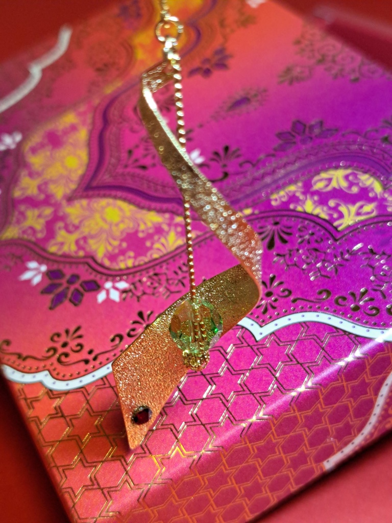 絡みつき誘うヘビのイヤリング