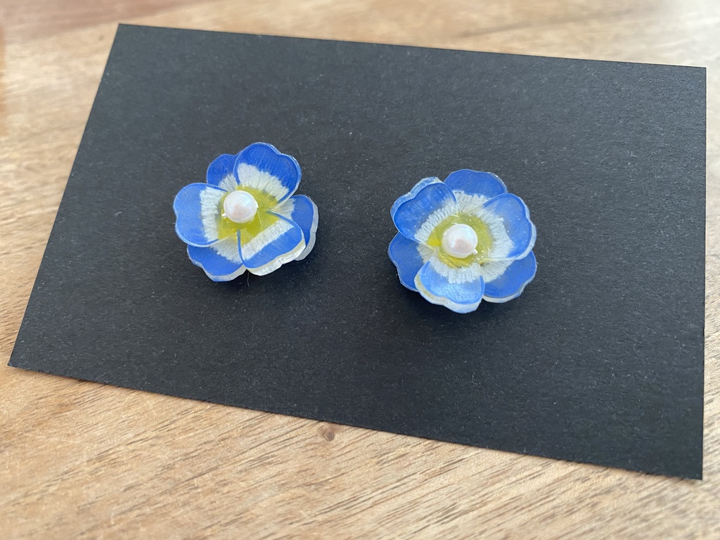 お花の樹脂ピアス