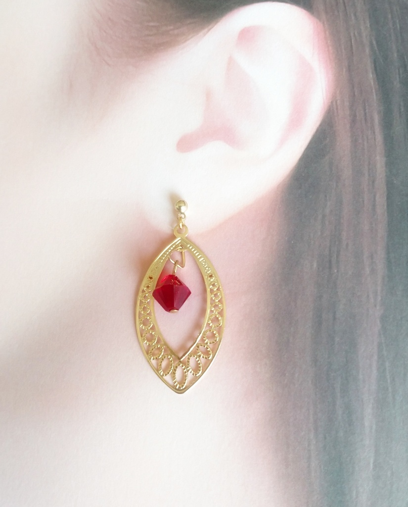 カリムのイメージピアス